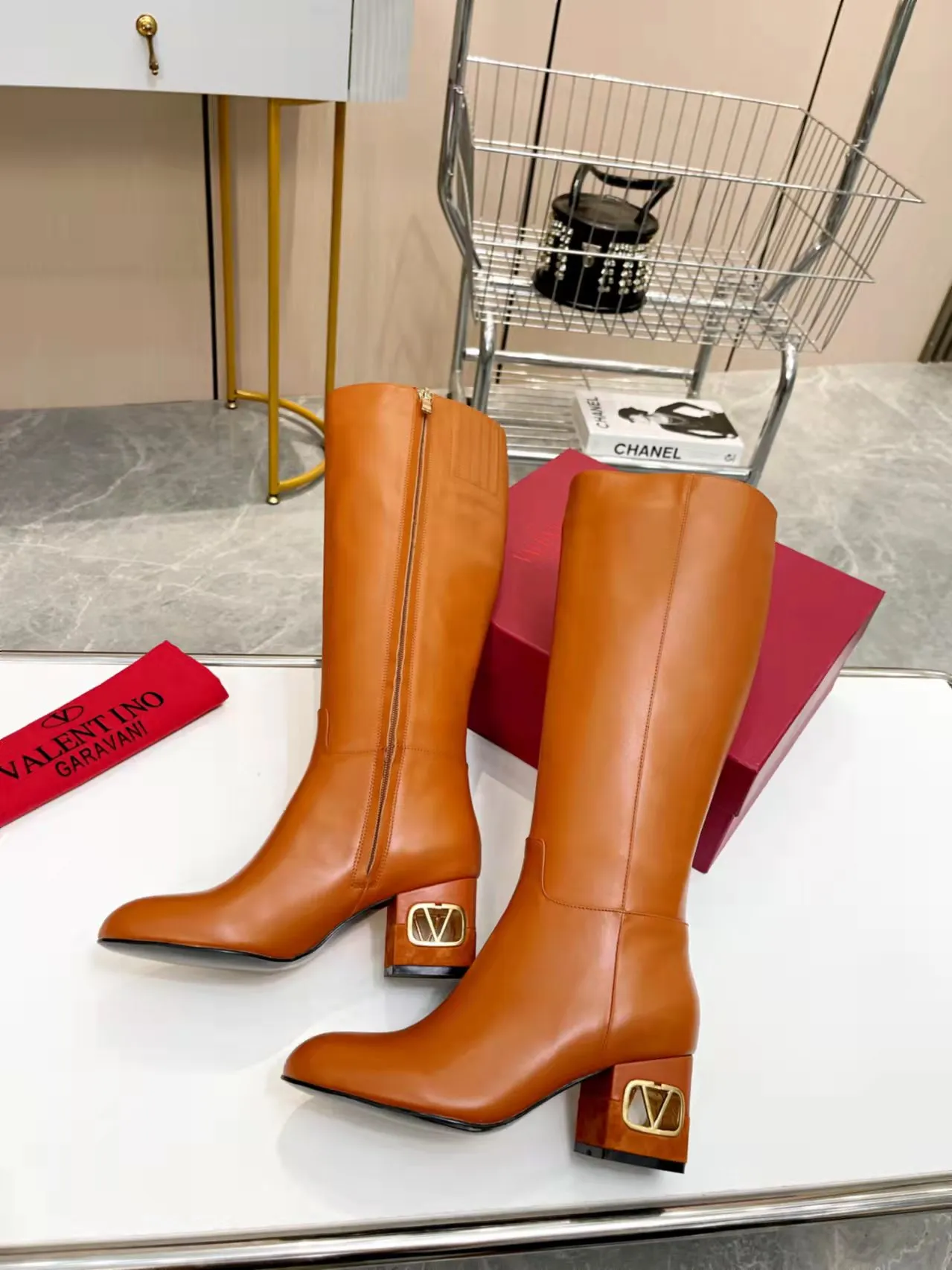 👟👟Ex-factory price 740👟👟 Genuine leather sole +40🆕 Valentino. Valentino autumn and winter fashion women's boots: Comfortable and versatile on the upper feet, showing long legs, Fabric: Imported first-layer cowhide ⚡The most popular V buckle ⚡Inside feet all genuine leather Code number: 35−40 (Customized size 41) Boot height: 15 inches